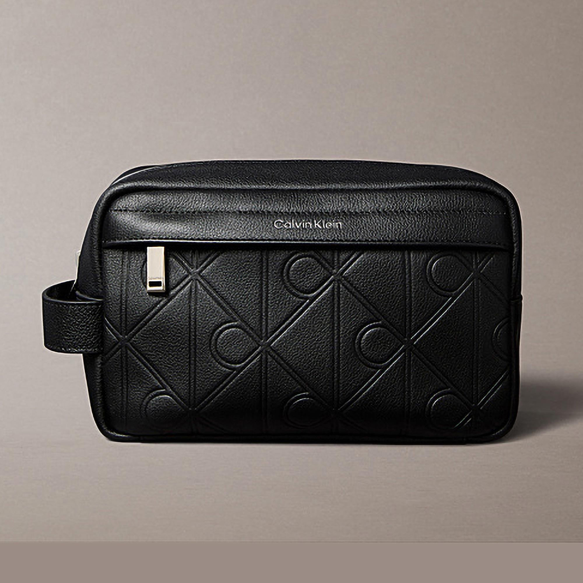 XL EMBLEM AOP EMBOSS DOPP KIT