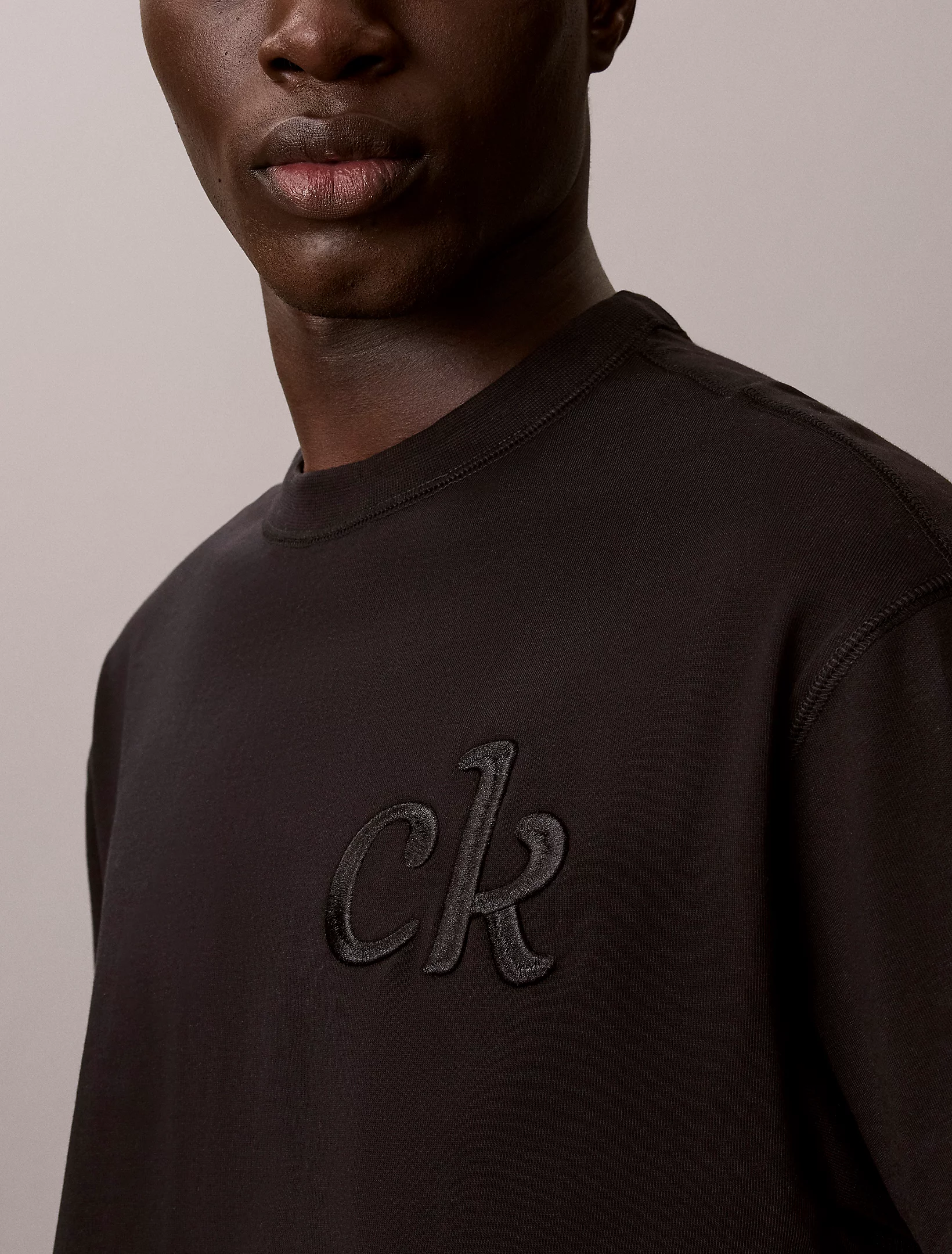 SS 16S AUG CALVIN KLN TRVL GRAPH