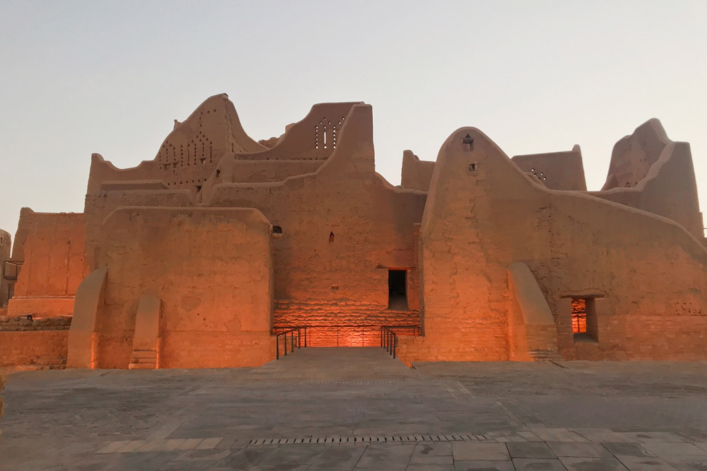 تجديد العقارات التراثية -الترميم والاستخدام الجديد للمباني التاريخية